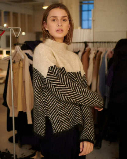 Mira | Elegancki sweter w warkocze