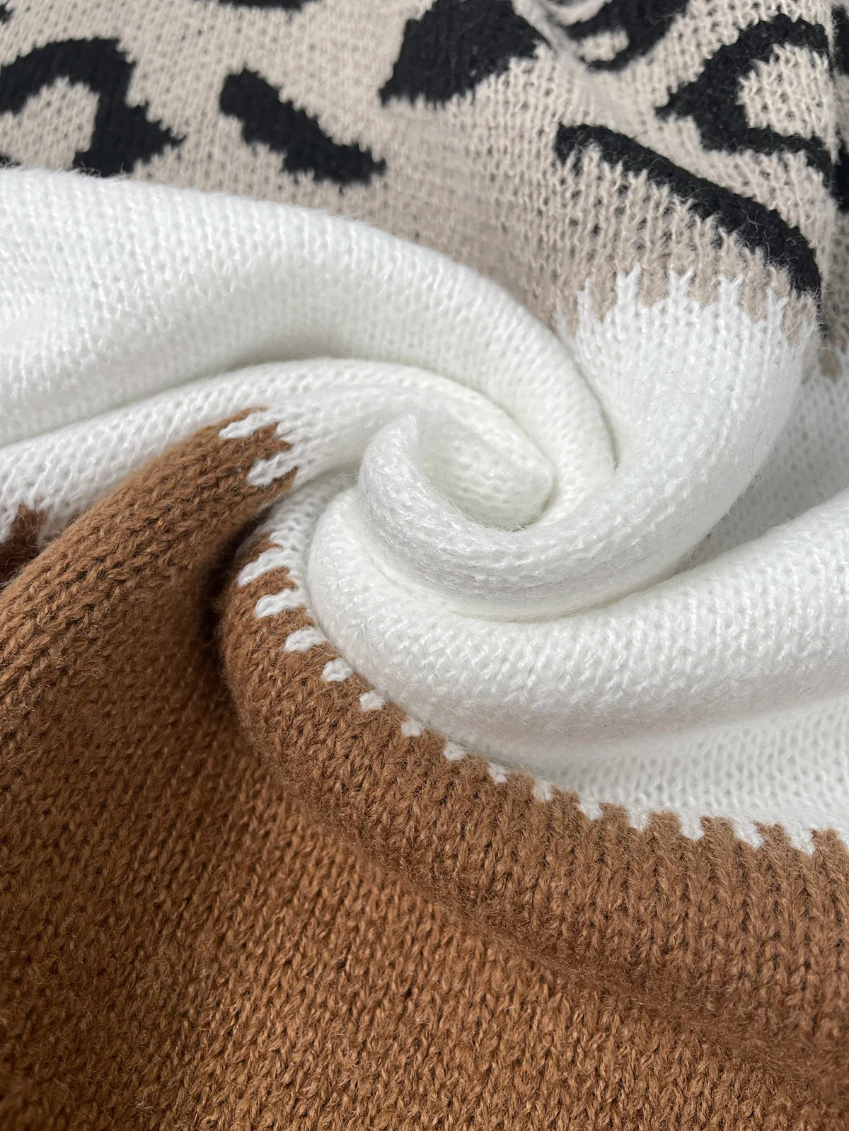 Lela | Odważny sweter w panterkę