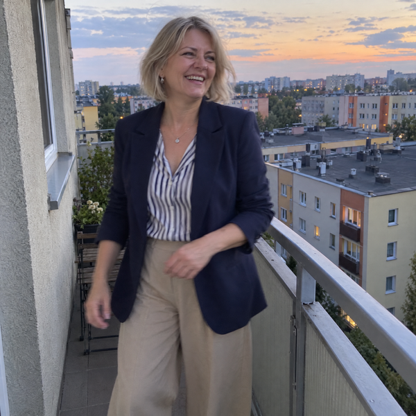 Klientka Amelin & Co w marynarce na balkonie