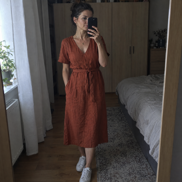 Klientka Amelin & Co w lnianej sukience, selfie