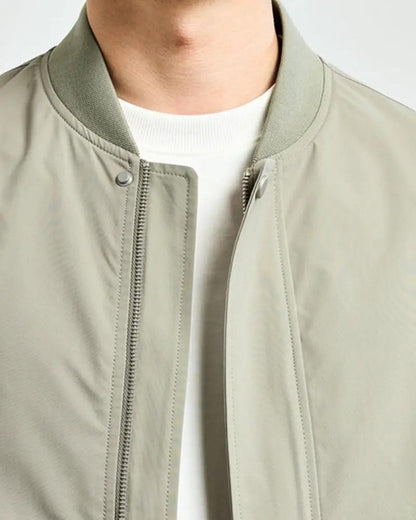 Minimalistyczna kurtka bomber