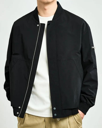 Minimalistyczna kurtka bomber